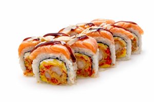 CALIFORNIA PREMIUM ( nori, ryz, serek Philadelphia, krewetka tempura, mango, tobikko Red, losos, sos sweet majo, migdat) Cena: 67 zt