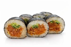 Futomaki Tatar z łososia 6 szt. ( Nori, ryż, łosoś, ogórek, por, olej sezamowy) Cena: 40 zł.
