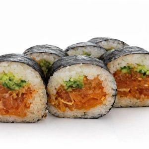 Futomaki Tatar z łososia 6 szt. ( Nori, ryż, łosoś, ogórek, por, olej sezamowy) Cena: 40 zł.