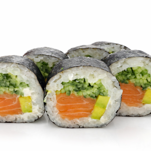 Futomaki łosoś 6 szt. ( Nori, ryż, łosoś, awokado, ogórek, serek) Cena: 35 zł.
